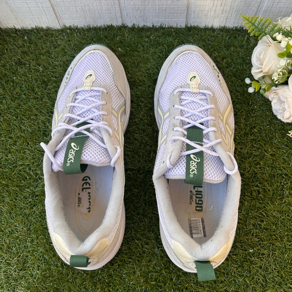 ASICS
WOMEN GEL-1090 V2
RUNNING SHOE size 11 men 9 gently used COLOR:WHITE/green - Picture 10 of 14